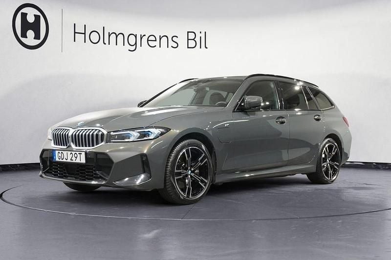 Dravit grå metallic Begagnad 2025 BMW 330 M Sport Kombi | 599 800 kr - Bild 1/4