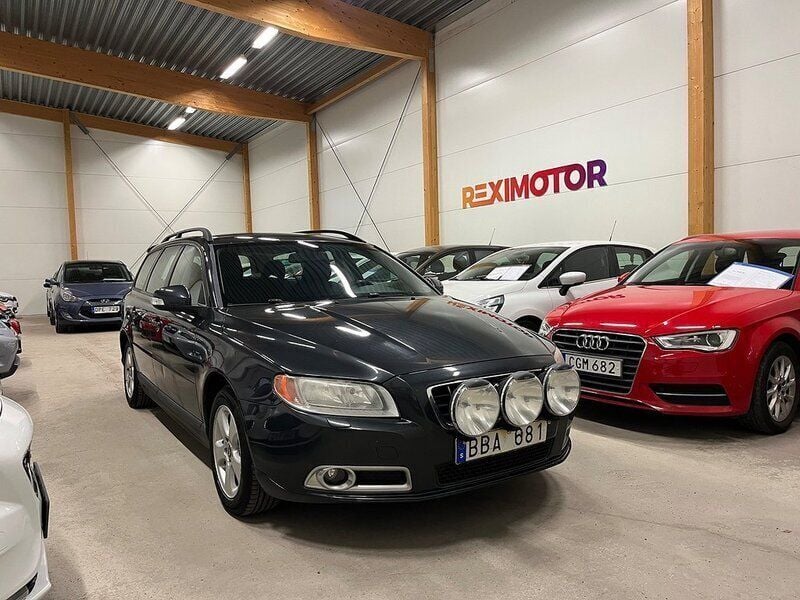 Grå Begagnad 2010 Volvo V70 Kinetic Kombi | 44 900 kr (Bra pris) - Bild 1/4