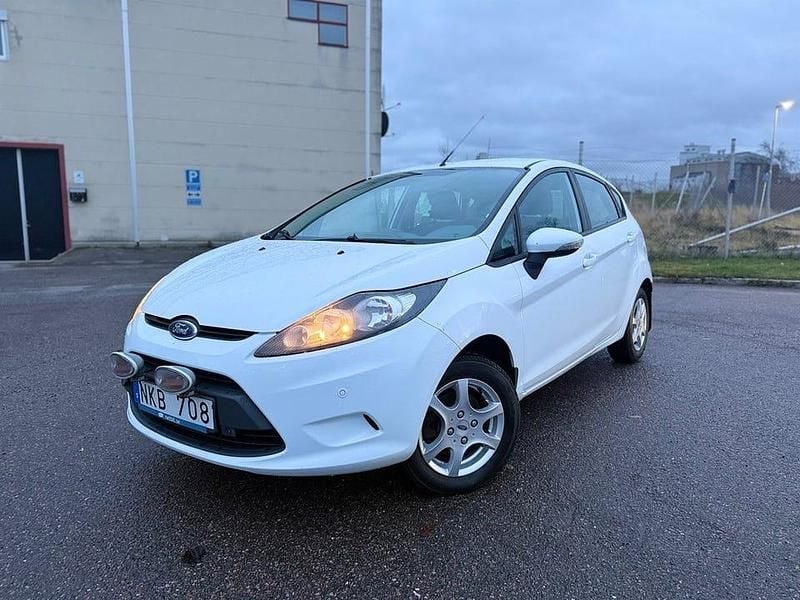 Vit Begagnad 2011 Ford Fiesta Trend Halvkombi | 33 900 kr (Marknadspris) - Bild 1/4
