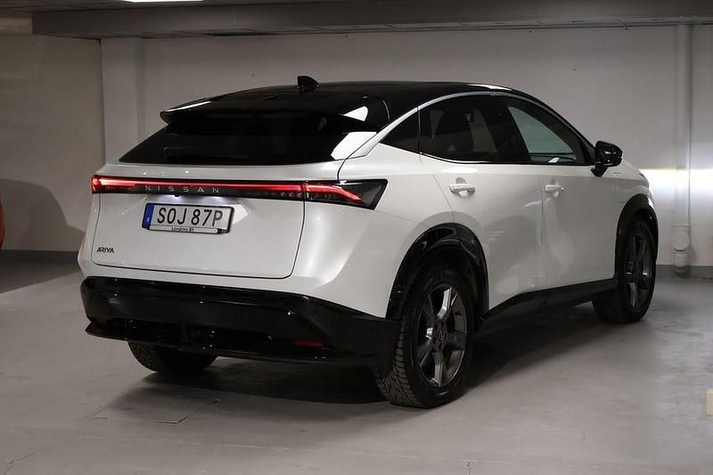 Begagnad Nissan Ariya Evolve 177 kW (242 HK) 2023 Vit metallic/svart tak SUV