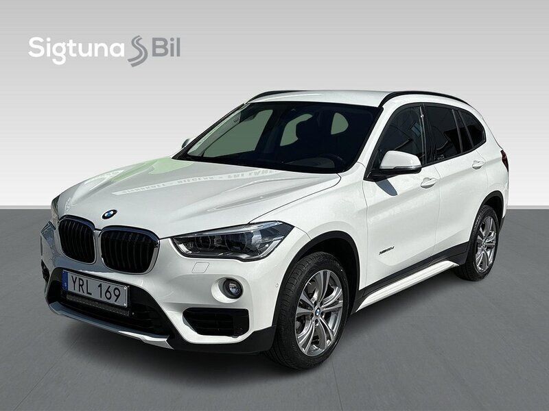 Vit Begagnad 2017 BMW X1 SUV | 247 900 kr (Marknadspris) - Bild 1/3