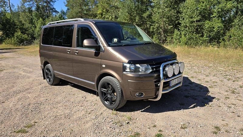 Brun Begagnad 2011 VW Multivan Highline Minibuss | 180 000 kr (Lite dyr) - Bild 1/4