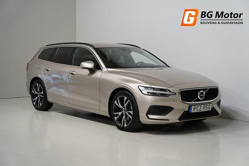 Ljusgrå Begagnad 2022 Volvo V60 Momentum Kombi | 279 900 kr (Marknadspris) - Bild 1/4