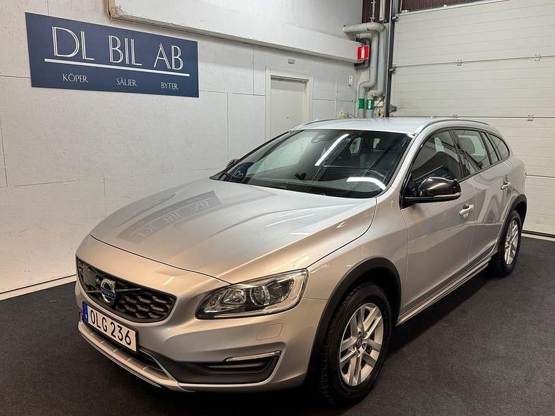 Silver Begagnad 2016 Volvo V60 CC Summum Kombi | 149 900 kr (Marknadspris) - Bild 1/4