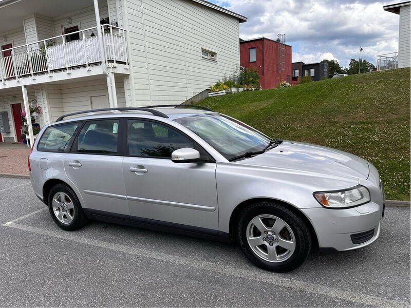Grå Begagnad 2008 Volvo V50 Kinetic Kombi | 19 000 kr (Bra pris) - Bild 1/4