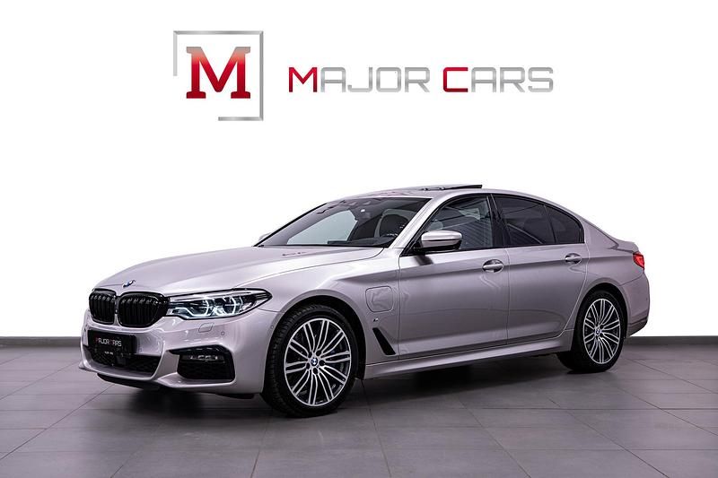 Ljusgrå Begagnad 2020 BMW 530e M Sport Sedan | 359 900 kr (Lite dyr) - Bild 1/4
