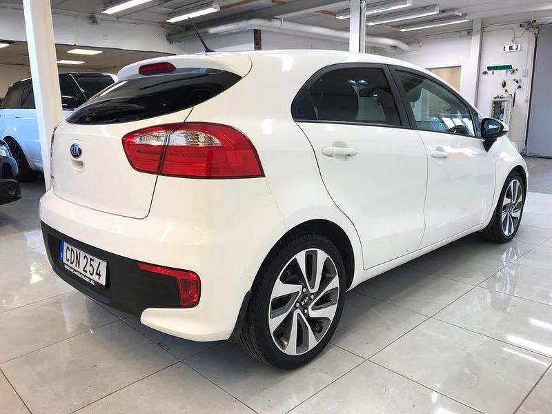 Begagnad Kia Rio 109 HK (80 kW) 2016 Vit Halvkombi