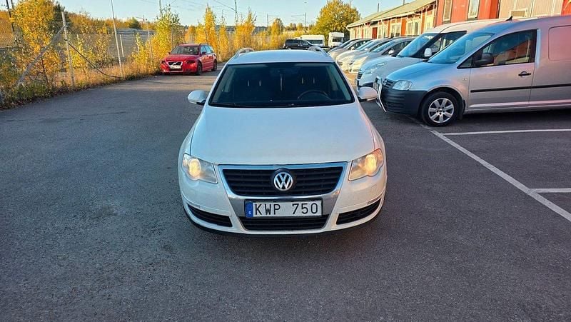 Vit Begagnad 2010 VW Passat Sportline Kombi | 19 900 kr (Marknadspris) - Bild 1/4