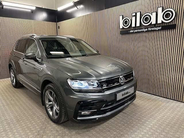 Grå Begagnad 2018 VW Tiguan Comfortline SUV | 239 800 kr (Marknadspris) - Bild 1/4