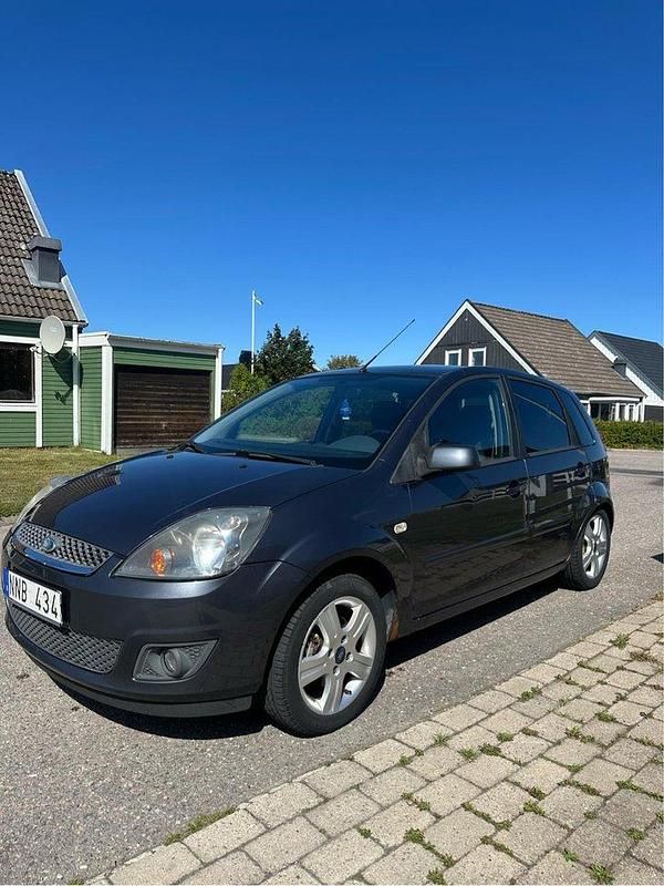 Grå Begagnad 2008 Ford Fiesta Halvkombi | 16 999 kr - Bild 1/2