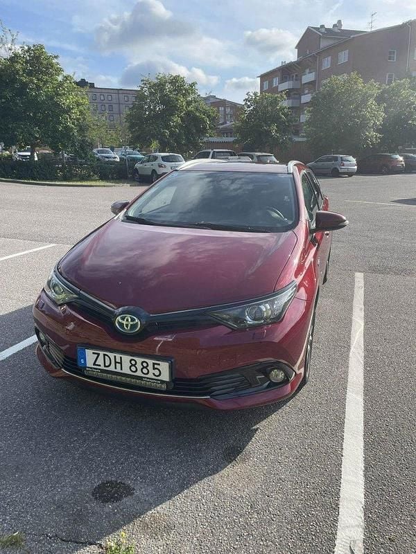 Röd Begagnad 2018 Toyota Auris Hybrid Comfort Kombi | 189 000 kr (Marknadspris) - Bild 1/4