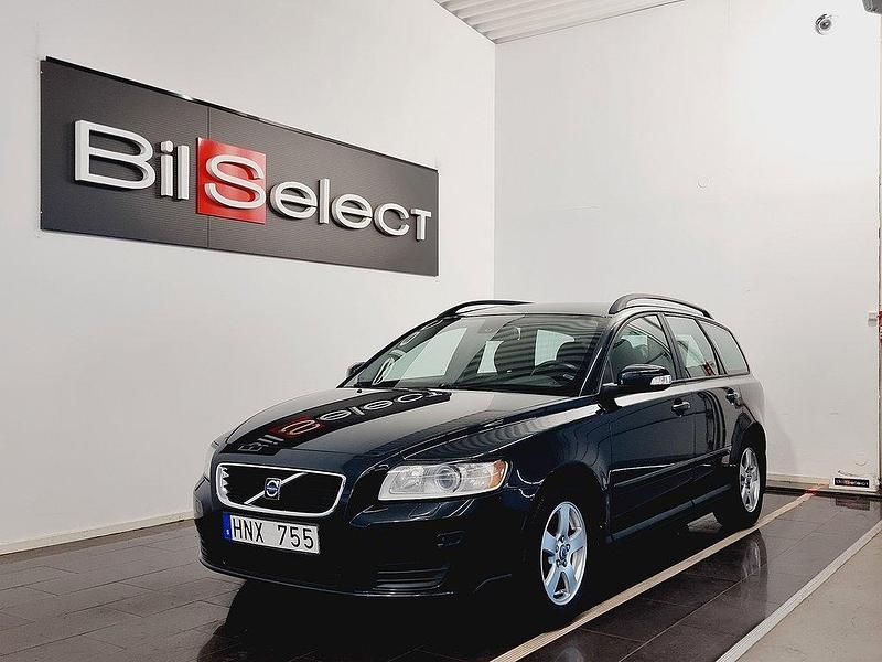 Grå Begagnad 2008 Volvo V50 Kinetic Kombi | 48 900 kr (Marknadspris) - Bild 1/4