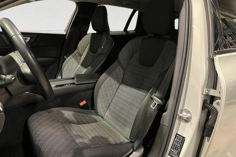 Begagnad Volvo V60 CC Momentum 197 HK (144 kW) 2022 Vit Kombi