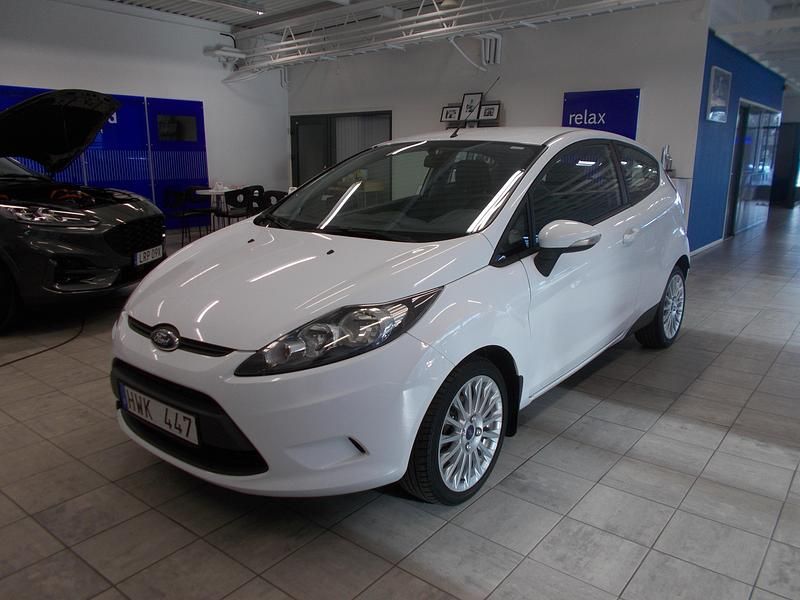 Vit Begagnad 2009 Ford Fiesta Halvkombi | 49 400 kr - Bild 1/4