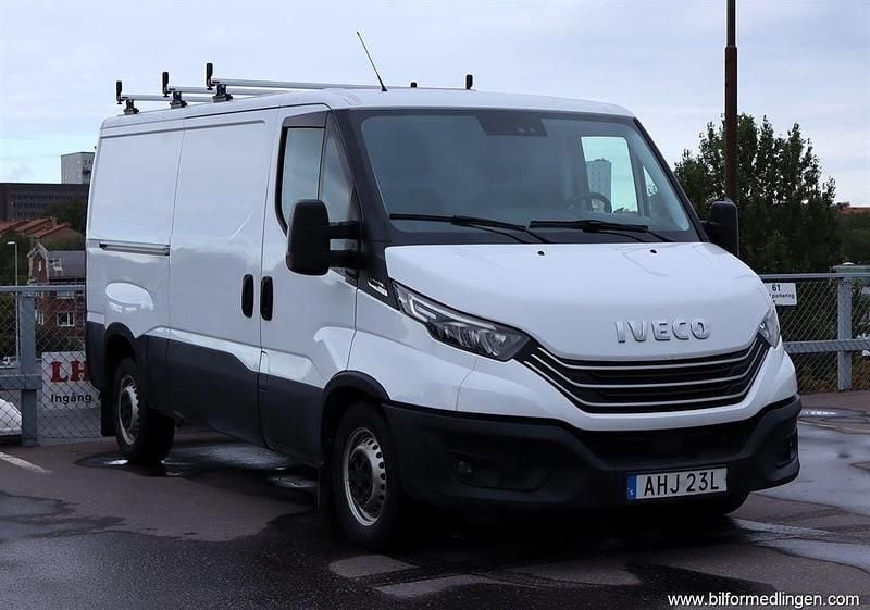 Vit svart Begagnad 2022 Iveco Daily Van | 309 000 kr (Superpris) - Bild 1/4