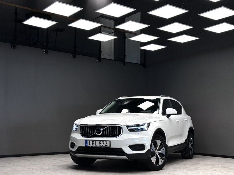Vit Begagnad 2021 Volvo XC40 Momentum SUV | 289 900 kr (Marknadspris) - Bild 1/3