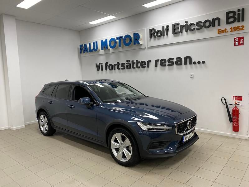 Blå Begagnad 2024 Volvo V60 CC Core Kombi | 389 500 kr (Marknadspris) - Bild 1/4
