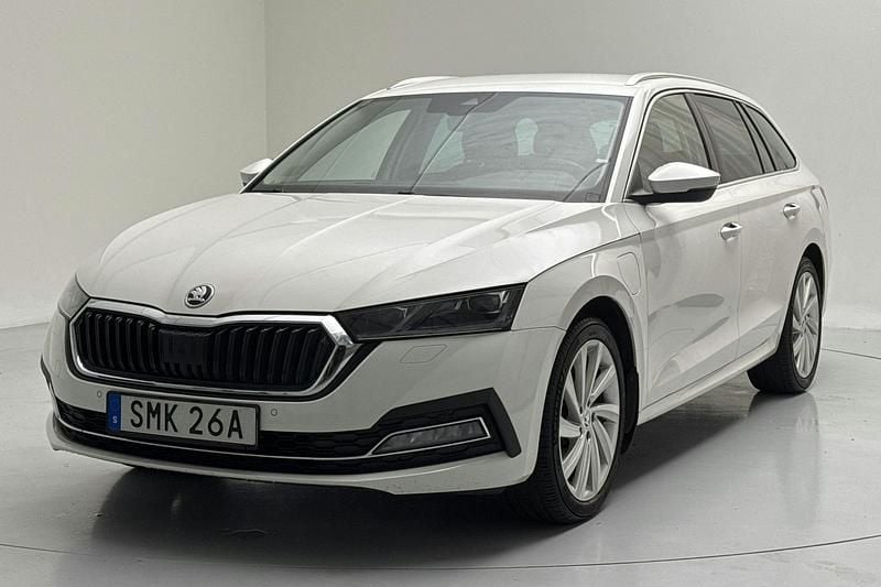 Vit Begagnad 2021 Skoda Octavia Kombi | 205 000 kr (Bra pris) - Bild 1/4