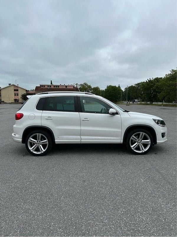 Vit Begagnad 2013 VW Tiguan Sportline SUV | 107 000 kr (Marknadspris) - Bild 1/4