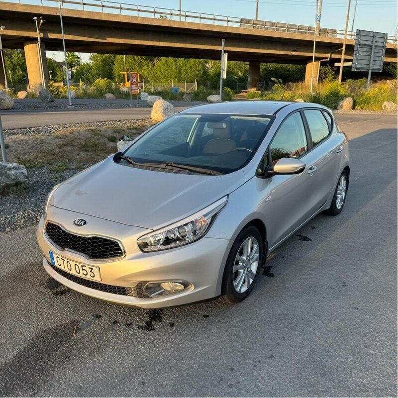 Grå Begagnad 2014 Kia Ceed 3 Halvkombi | 94 900 kr (Marknadspris) - Bild 1/4