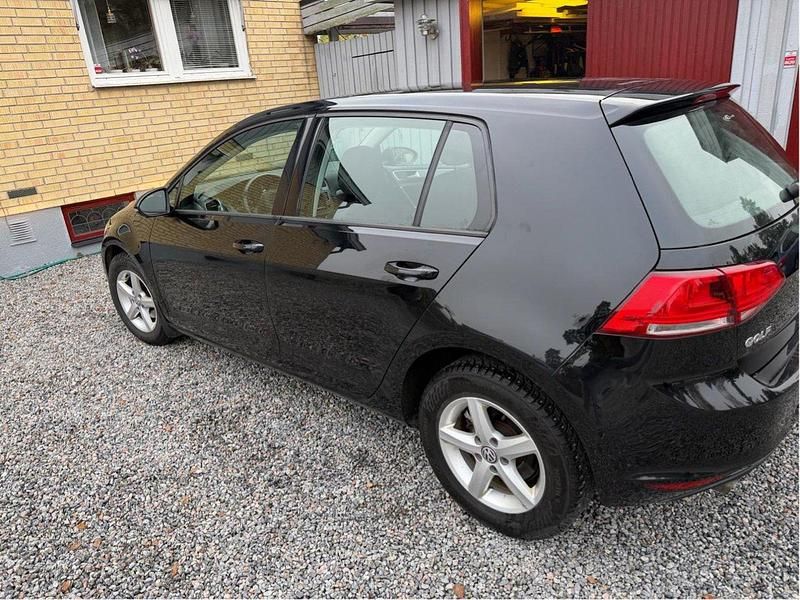 Svart Begagnad 2015 VW Golf VII Halvkombi | 75 000 kr (Marknadspris) - Bild 1/4