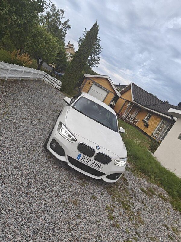 Vit Begagnad 2019 BMW 120 M Sport Halvkombi | 222 500 kr (Marknadspris) - Bild 1/4