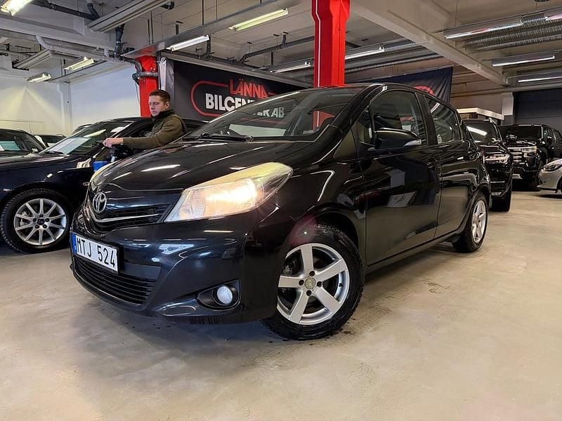 Begagnad Toyota Yaris Active 99 HK (72 kW) 2012 Svart Halvkombi