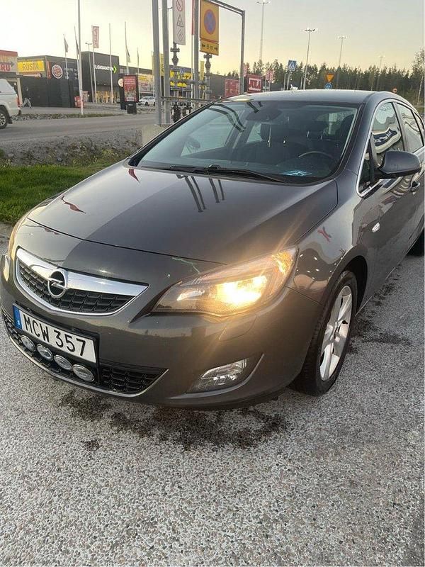 Grå Begagnad 2012 Opel Astra Enjoy Halvkombi | 60 000 kr (Marknadspris) - Bild 1/4