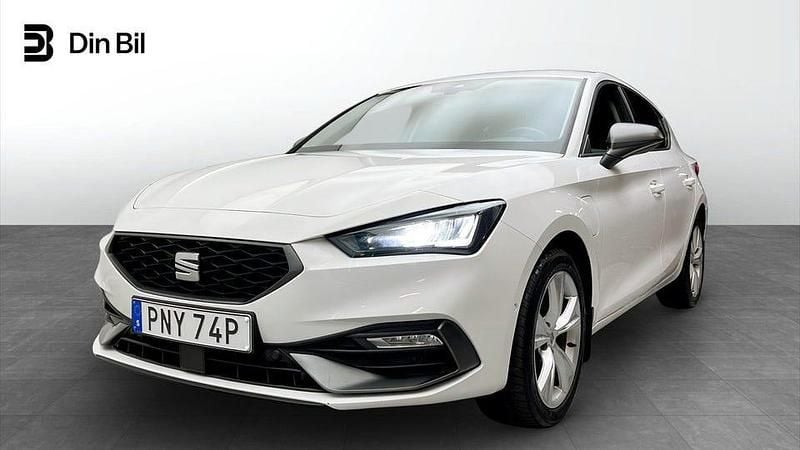Candy white Begagnad 2021 Seat Leon FR Halvkombi | 234 900 kr (Marknadspris) - Bild 1/4