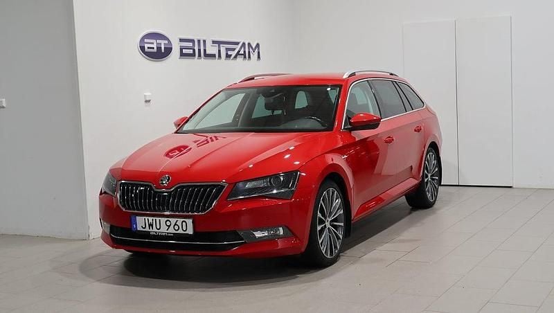 Röd Begagnad 2015 Skoda Superb LAURIN & KLEMENT Kombi | 233 900 kr (Marknadspris) - Bild 1/4