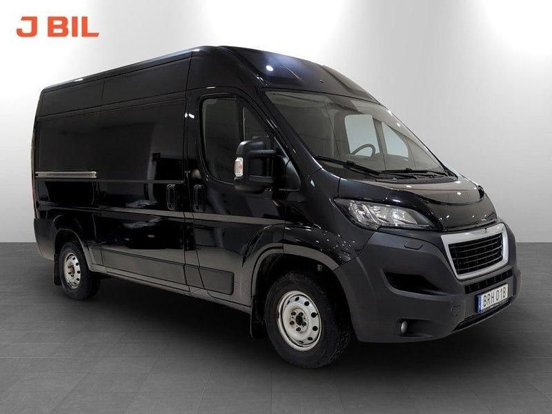 Grå Begagnad 2021 Peugeot Boxer Van | 229 900 kr (Marknadspris) - Bild 1/3