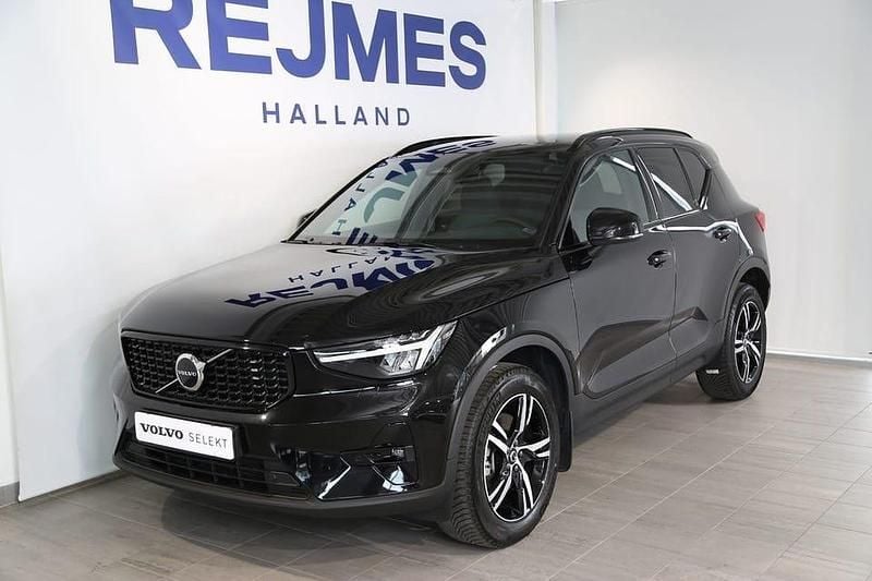 Svart Begagnad 2023 Volvo XC40 Plus SUV | 379 500 kr (Marknadspris) - Bild 1/4