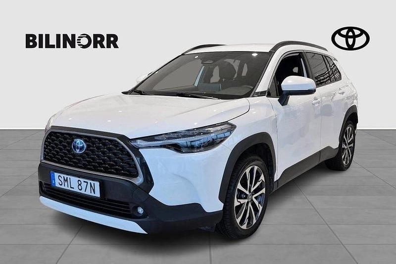 Vit Begagnad 2022 Toyota Corolla Cross Style SUV | 354 900 kr (Marknadspris) - Bild 1/4