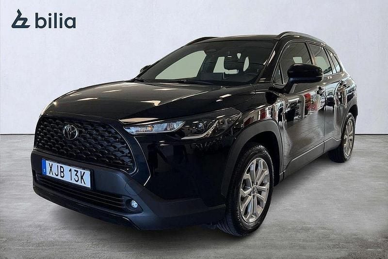 Svart Begagnad 2025 Toyota Corolla Cross Active SUV | 369 900 kr (Marknadspris) - Bild 1/3
