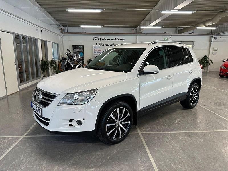 Vit Begagnad 2010 VW Tiguan Sportline SUV | 79 900 kr (Marknadspris) - Bild 1/4