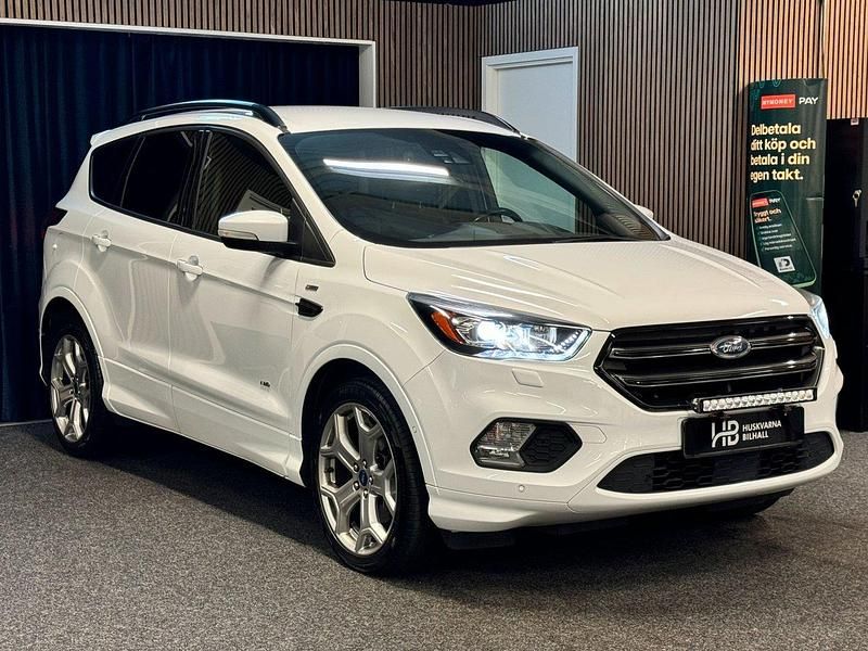 Vit Begagnad 2016 Ford Kuga ST-Line SUV | 159 900 kr (Lite dyr) - Bild 1/4