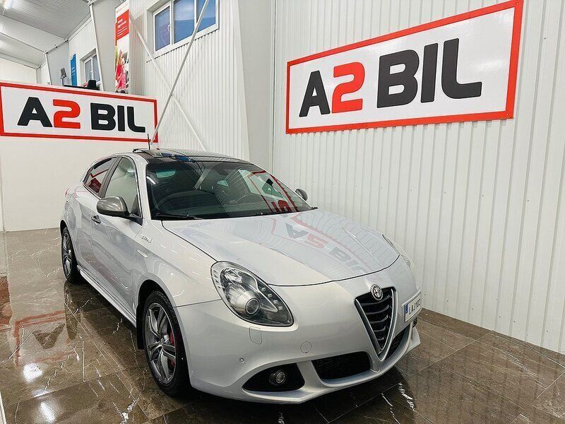 Silver Begagnad 2015 Alfa Romeo Giulietta Exclusive Halvkombi | 109 900 kr - Bild 1/4
