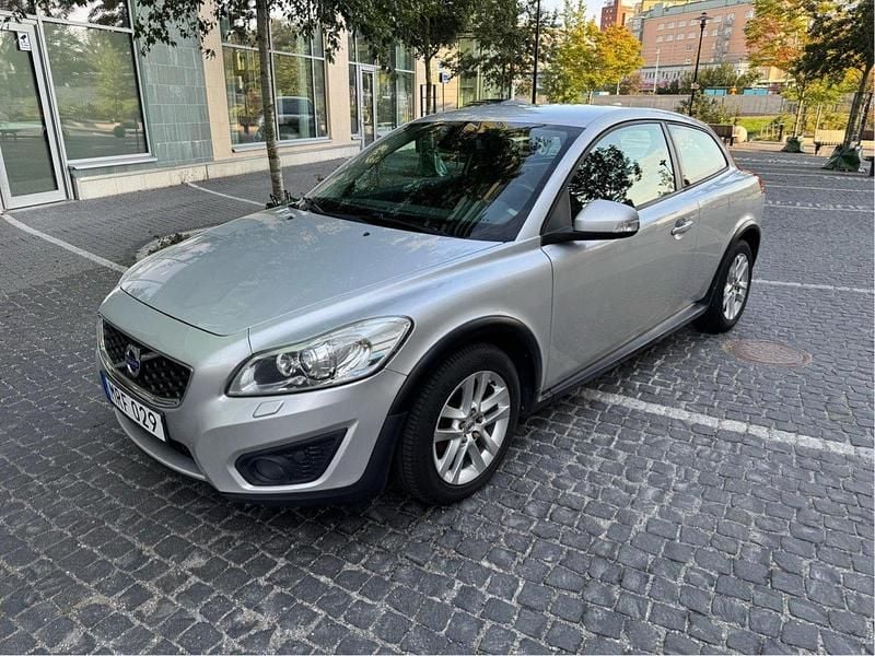 Grå Begagnad 2011 Volvo C30 Momentum Halvkombi | 65 000 kr (Marknadspris) - Bild 1/4