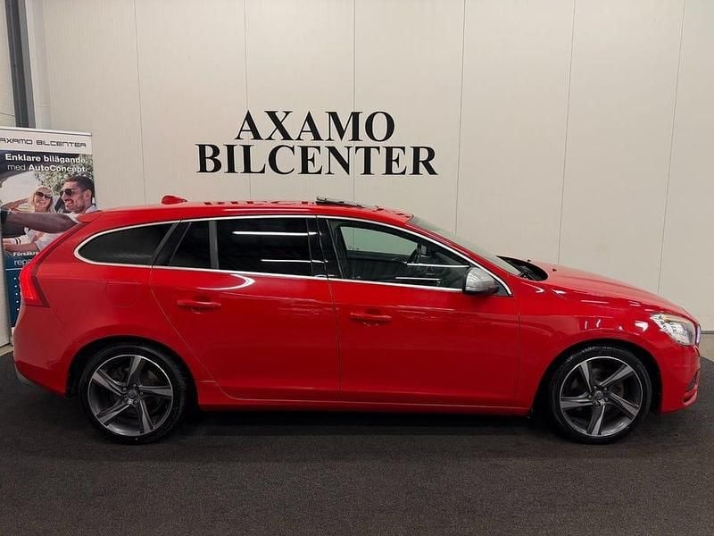 Begagnad Volvo V60 R-Design 116 HK (85 kW) 2012 Röd Kombi