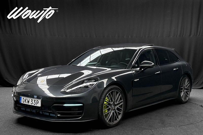 Mörkgrå (volcano grå metallic) Begagnad 2020 Porsche Panamera 4 Sport Turismo Sedan | 859 800 kr - Bild 1/3