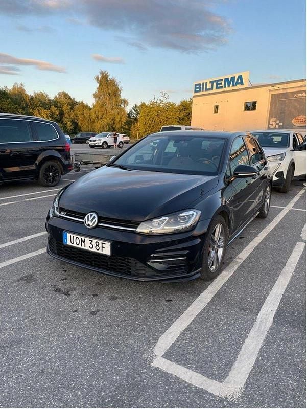 Svart Begagnad 2019 VW Golf VII R-line Halvkombi | 219 999 kr (Marknadspris) - Bild 1/4