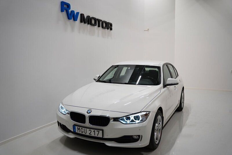 Vit Begagnad 2012 BMW 320 Sedan | 103 900 kr (Marknadspris) - Bild 1/4