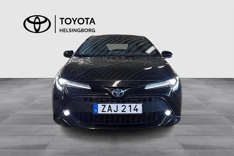 Begagnad Toyota Corolla Hybrid Style 124 HK (91 kW) 2021 Svart Halvkombi