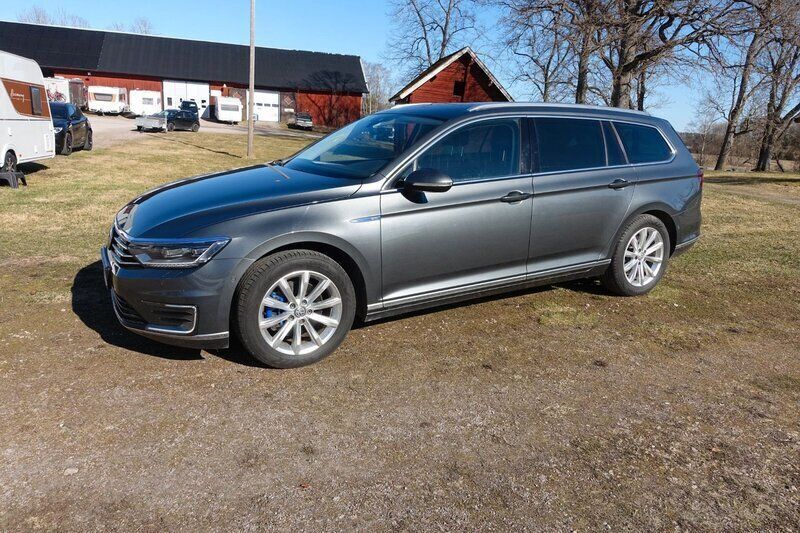 Mörkgrå Begagnad 2016 VW Passat Business Kombi | 159 500 kr (Marknadspris) - Bild 1/4