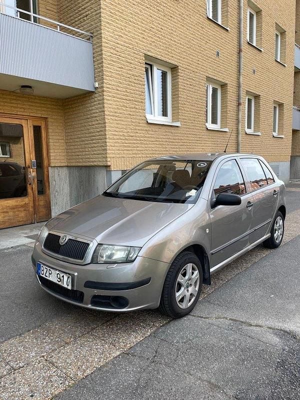 Brun Begagnad 2007 Skoda Fabia Halvkombi | 26 000 kr (Marknadspris) - Bild 1/4