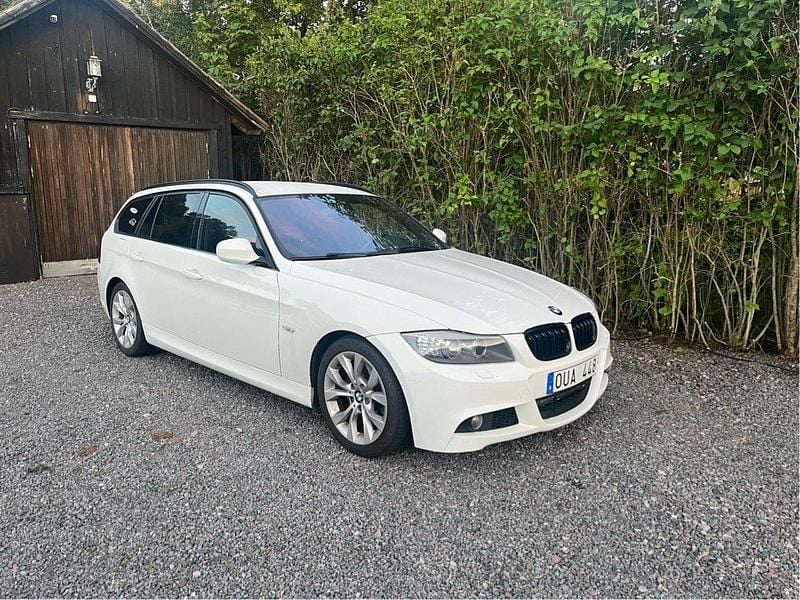 Vit Begagnad 2010 BMW 325 Comfort Edition Kombi | 60 000 kr (Superpris) - Bild 1/4