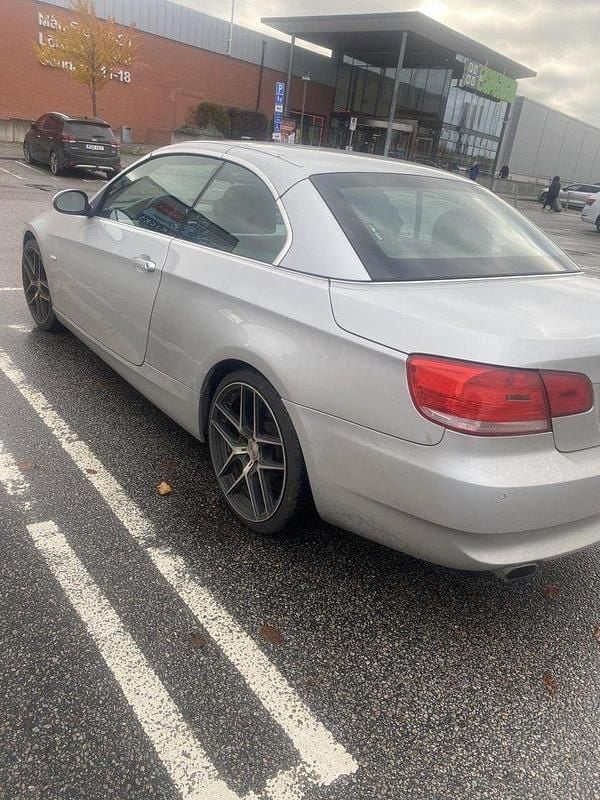 Grå Begagnad 2009 BMW 320 Cabriolet Comfort Edition Cab | 105 000 kr (Marknadspris) - Bild 1/4