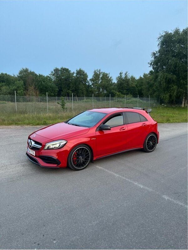 Röd Begagnad 2017 Mercedes A45 AMG AMG Halvkombi | 299 000 kr (Bra pris) - Bild 1/4