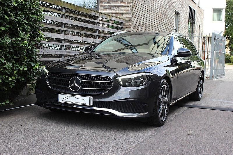 Grå Begagnad 2020 Mercedes E220 Avantgarde Kombi | 314 900 kr (Marknadspris) - Bild 1/4