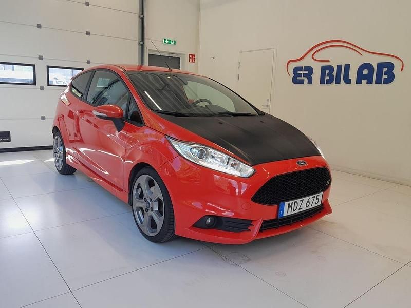Orange Begagnad 2016 Ford Fiesta ST Halvkombi | 124 900 kr (Lite dyr) - Bild 1/4